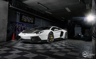 nov1341s (Wallpaper Wednesday // Novitec Torado Aventador LP700-4)
